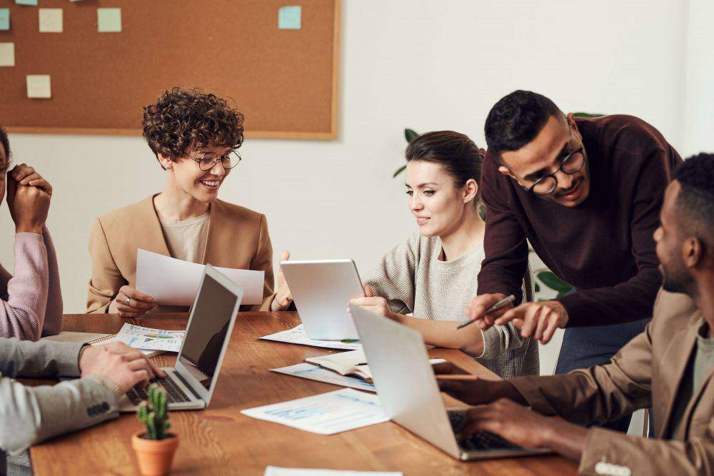 ilustrasi rapat dengan suasana nyaman (pexels.com/fauxels)