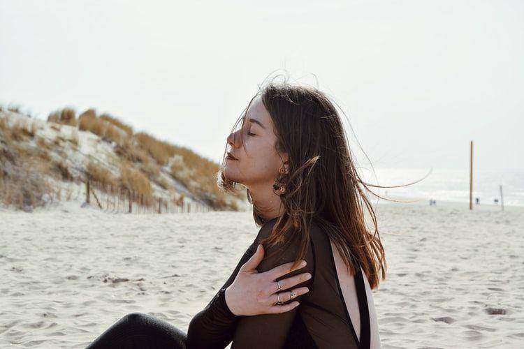 ilustrasi wanita duduk (unsplash.com/Amandine Lerbscher)