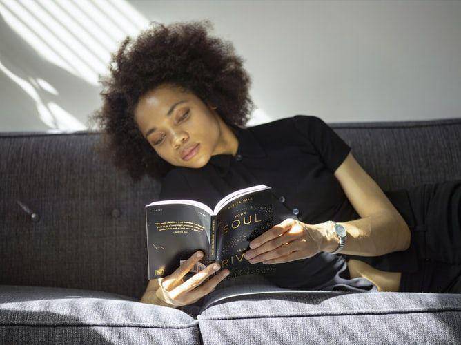 ilustrasi wanita membaca buku (unsplash.com/Thought Catalog)