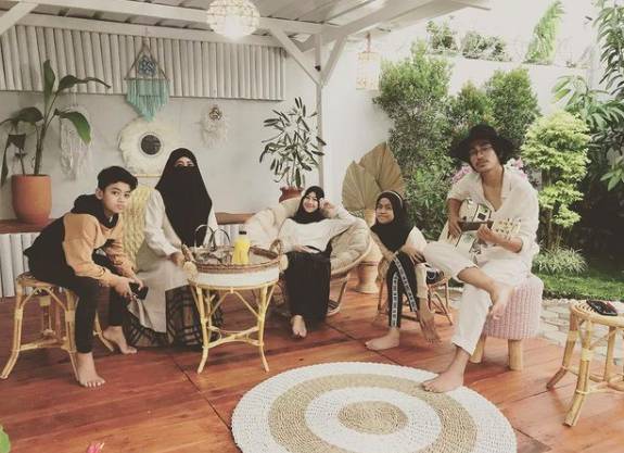 Momen Ummi Pipik dan keempat anaknya (instagram.com/_ummi_pipik_)
