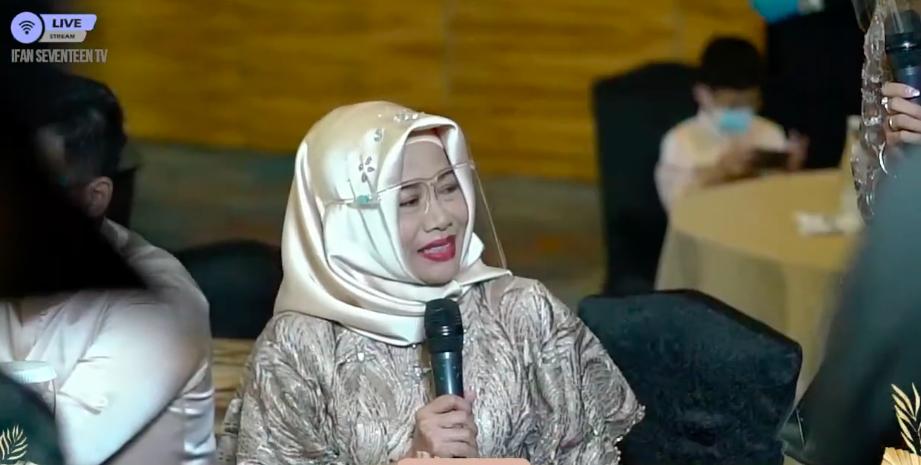 9 Potret Ibu Almarhumah Dylan Sahara di Resepsi Nikahan Ifan Seventeen