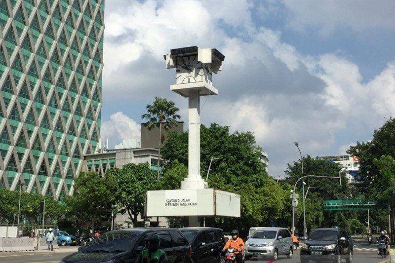 Menara Jam Thamrin yang terletak di perempatan antara Jalan MH. Thamrin dan Jalan Kebon Sirih, Jakarta Pusat, Jumat (28/5/221). ANTARA/Mentari Dwi Gayati