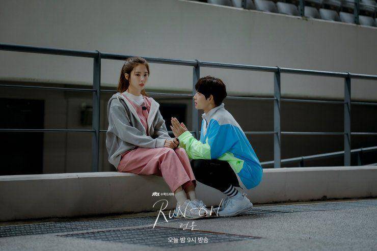 Im Si Wan dan Shin Se Kyung di Yongin Mireu Stadium dalam drama Run On (instagram.com/jtbcdrama)