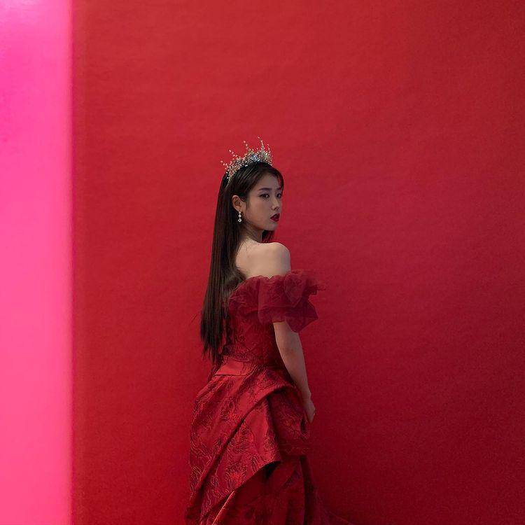 potret IU dengan dress merah (instagram.com/dlwlrma)