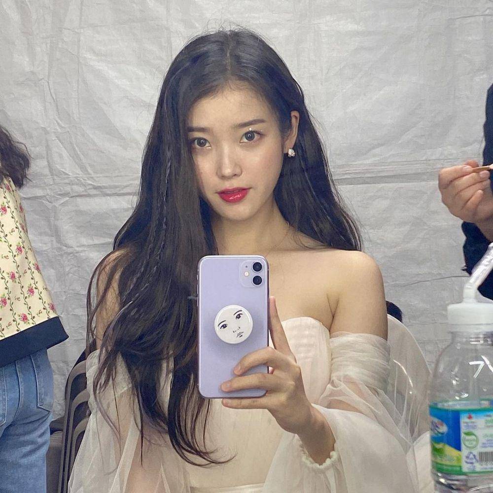 potret IU dengan dress (instagram.com/dlwlrma)