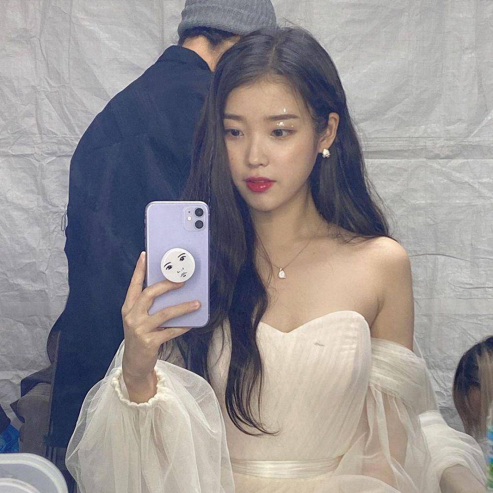 potret IU saat selfie mirror (instagram.com/dlwlrma)