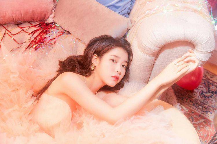 potret IU dengan off shoulder dress (instagram.com/dlwlrma)
