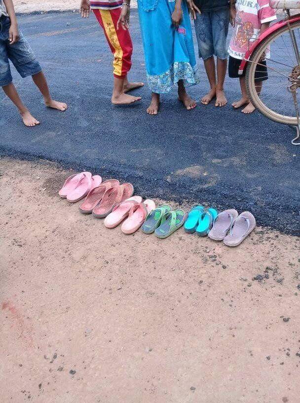 lepas sandal di tempat umum (facebook.com/Kelakuan Random Hooman)