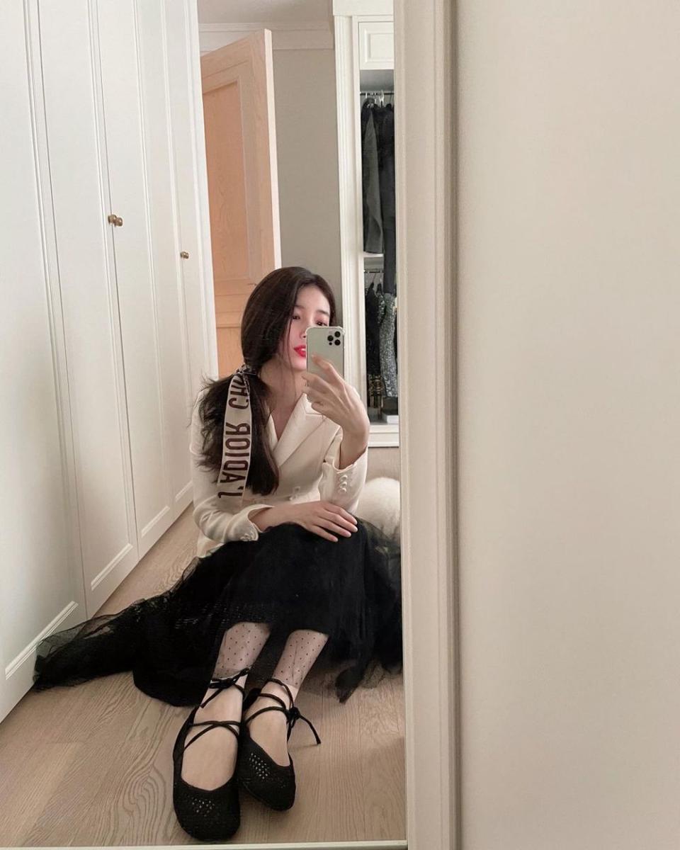 Beragam Gaya, 9 Potret Chic Bae Suzy dengan Outfit Monokrom