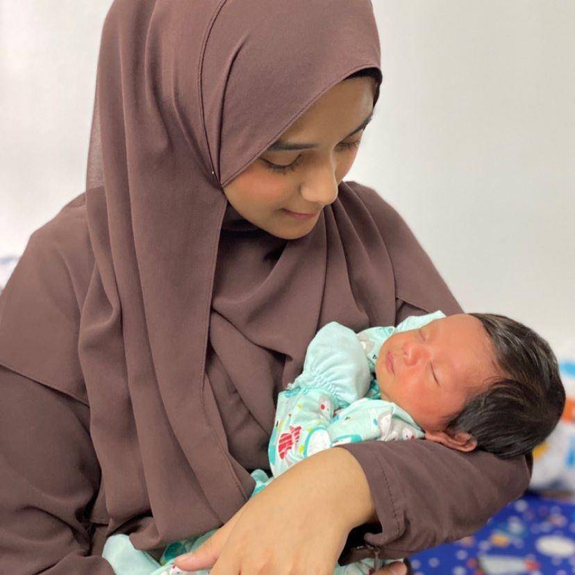 Nadya Mustika asuh Baby Syaki (Instagram.com/nadyamustikarahayu)