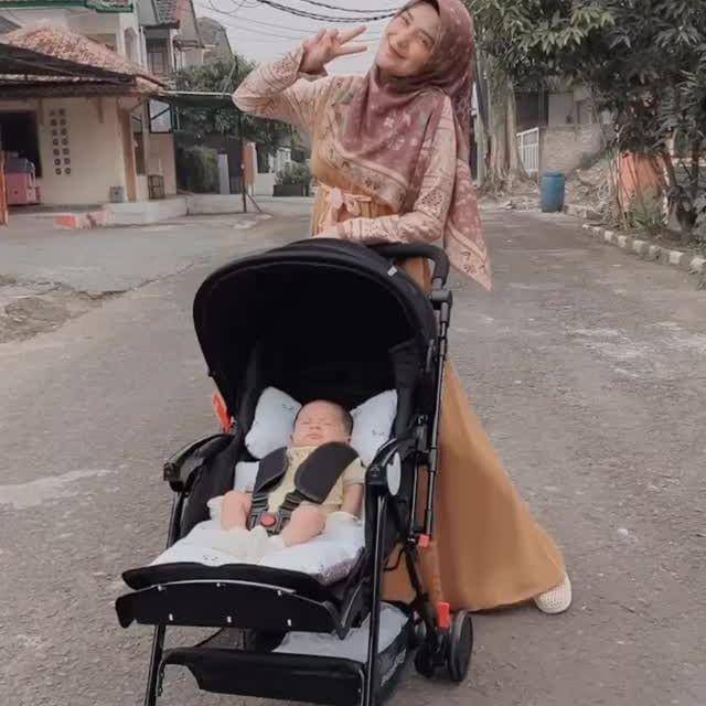 Nadya Mustika asuh Baby Syaki (Instagram.com/nadyamustikarahayu)