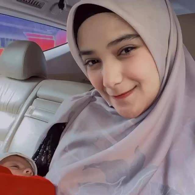 Nadya Mustika asuh Baby Syaki (Instagram.com/nadyamustikarahayu)