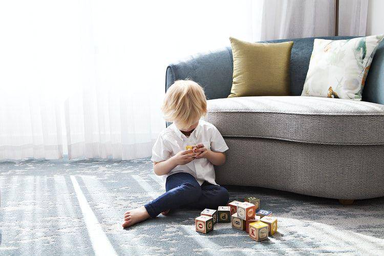 Ilustrasi anak bermain sendirian (unsplash.com/marisahowenstine)