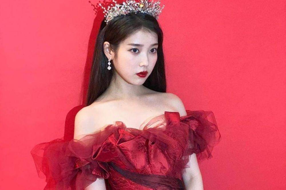 IU dengan off shoulder dress (Instagram.com/dlwlrma)