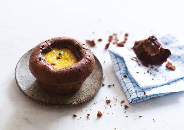 ilustrasi chocolate muffin with mango and passionfruit (shoptupperware.in)