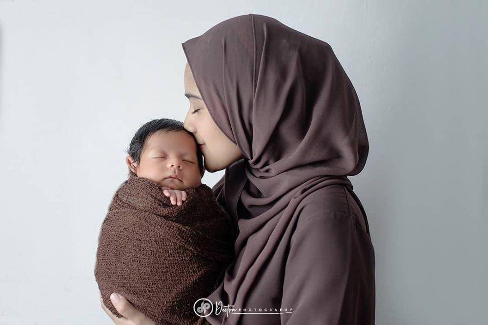 Nadya Mustika asuh Baby Syaki (Instagram.com/nadyamustikarahayu)