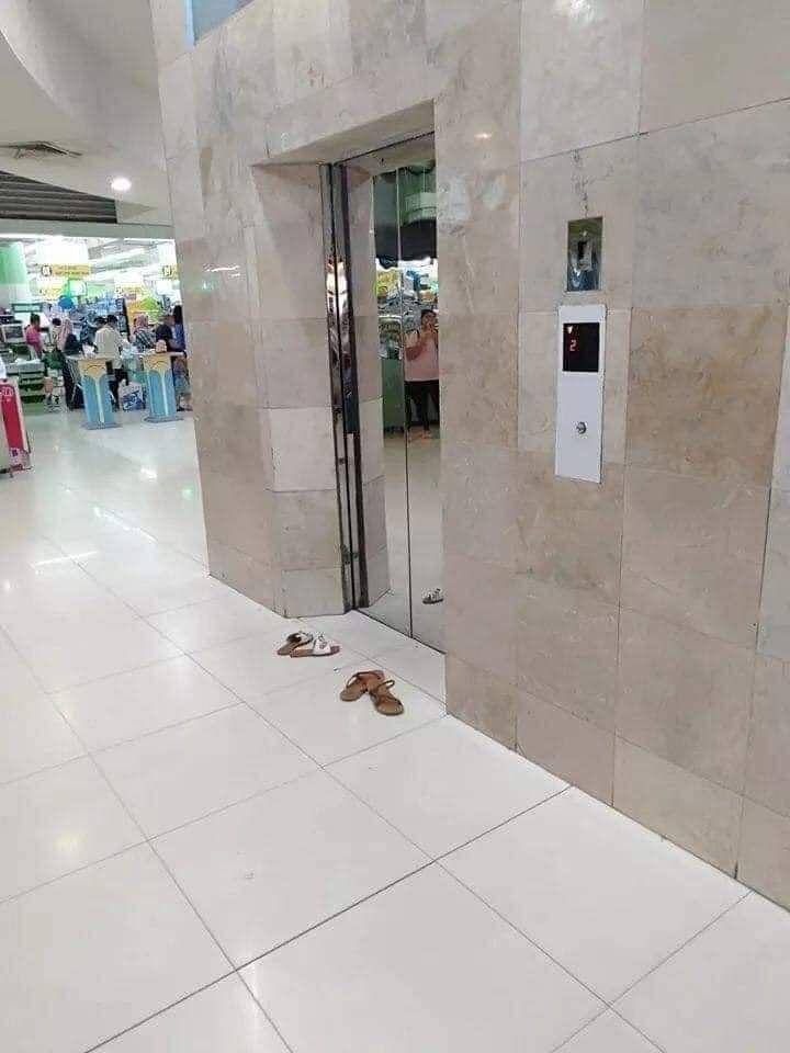 lepas sandal di tempat umum (facebook.com/Agung S Pranoto)