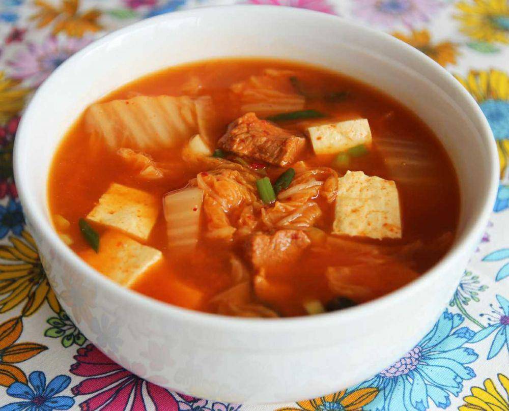 ilustraai sup tahu kimchi (maangchi.com)