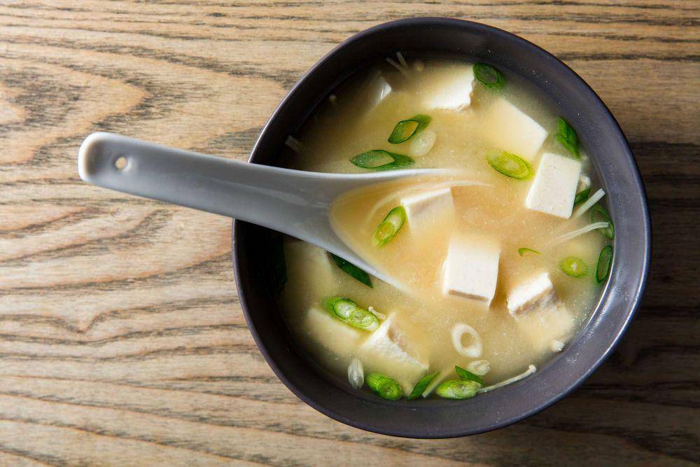 ilustrasi sup miso tahu (delish.com)