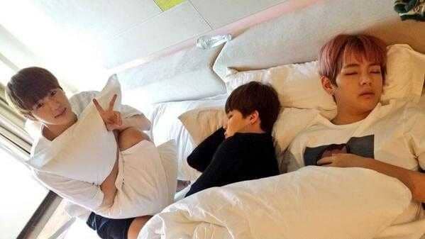 V BTS tertidur (twitter.com/BTS_twt)