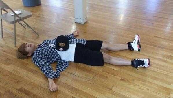 V BTS tertidur (twitter.com/BTS_twt)