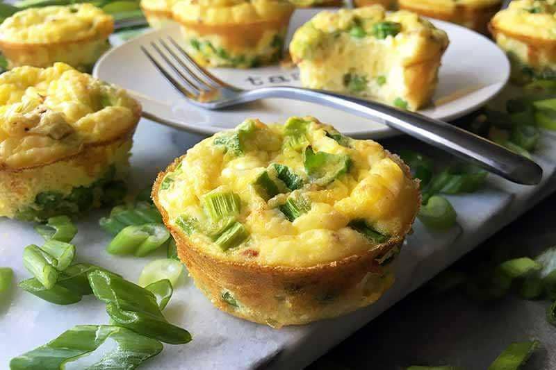 ilustrasi spring onion muffin (gardenerspath.com)