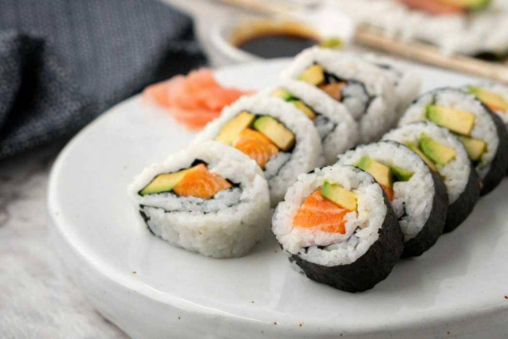 Sushi dengan salmon dan alpukat (asianinspirations.com.au)