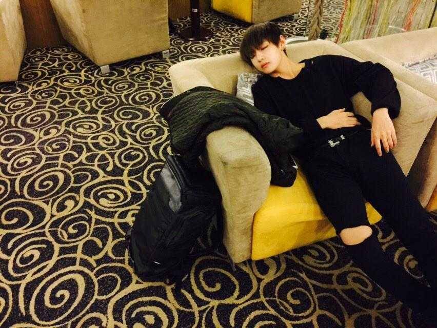 V BTS tertidur (twitter.com/BTS_twt)