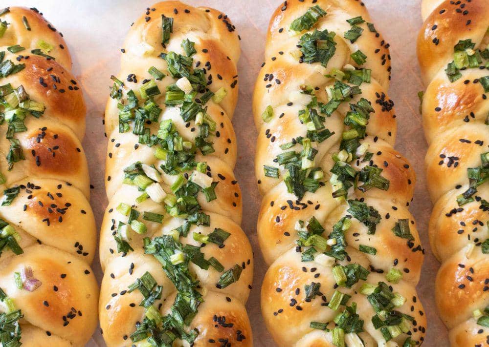 ilustrasi spring onion bread (cookwithsolee.com)