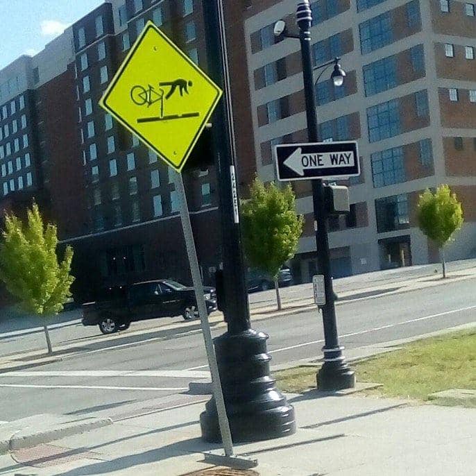 tanda lalu lintas sepeda (twitter.com/storminmom)