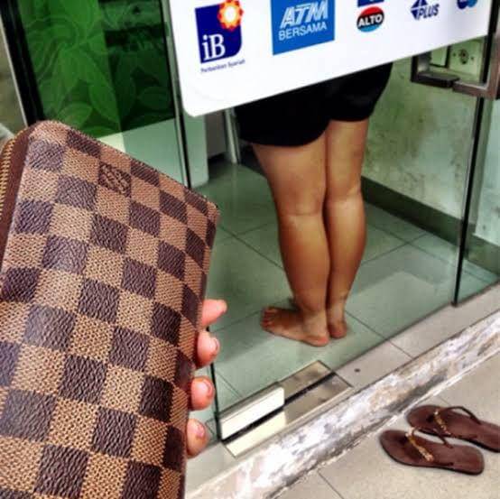 lepas sandal di tempat umum (twitter.com/KocakTxt)