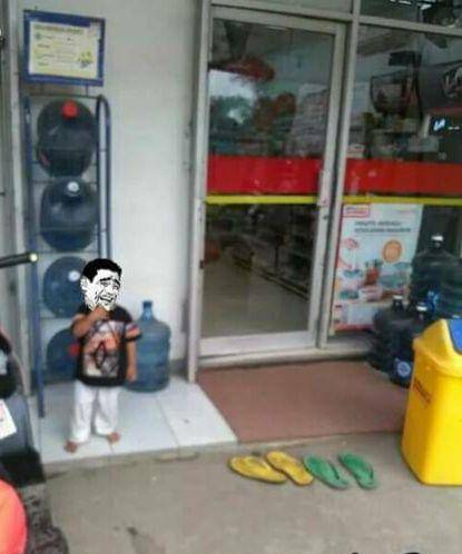 lepas sandal di tempat umum (1cak.com/1868140)