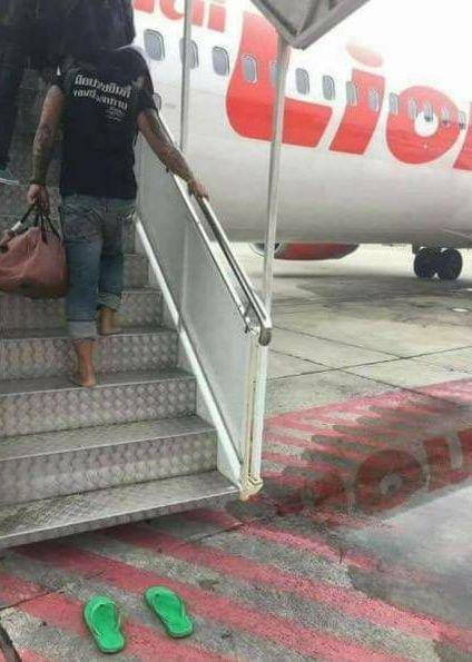 lepas sandal di tempat umum (1cak.com/1955660)