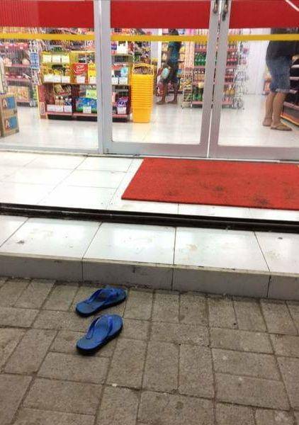 lepas sandal di tempat umum (1cak.com/1953964)