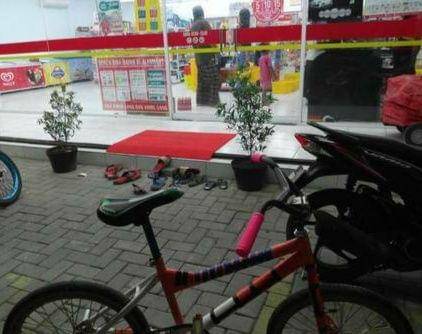 lepas sandal di tempat umum (1cak.com/2182955)