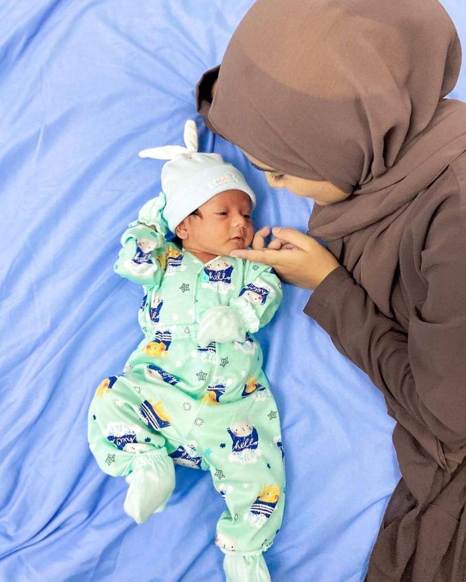 Nadya Mustika asuh Baby Syaki (Instagram.com/nadyamustikarahayu)