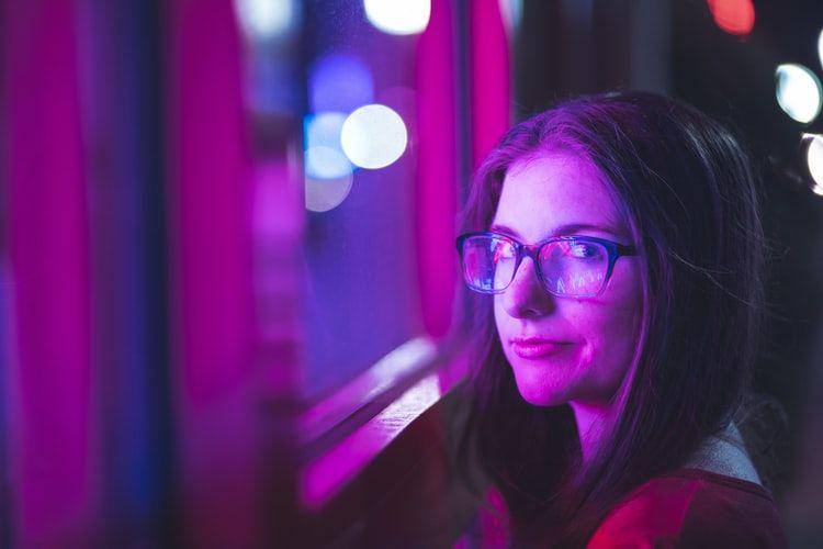 ilustrasi wanita berkacamata (unsplash.com/Luke Southern)