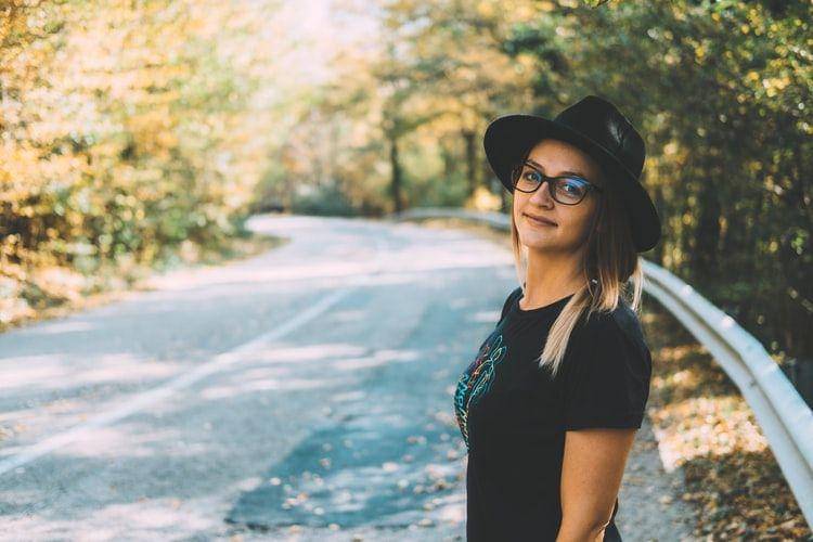 Ilustrasi perempuan bertopi (unsplash.com/iamsherise)