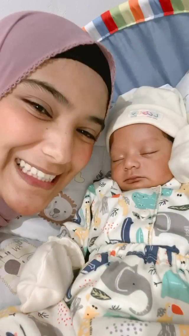 Nadya Mustika asuh Baby Syaki (Instagram.com/nadyamustikarahayu)
