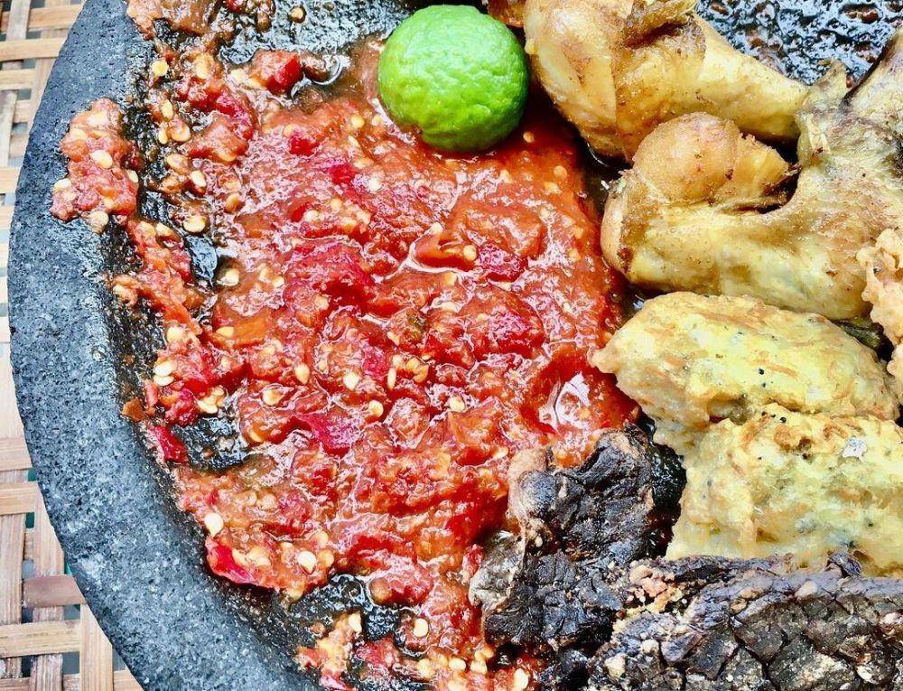 Sambal tomat mentah (instagram.com/dapuromahbulusan)