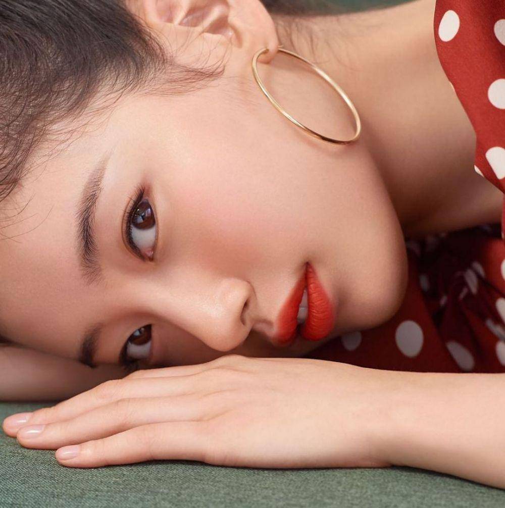 potret Suzy dengan outfit merah (instagram.com/skuukzky)
