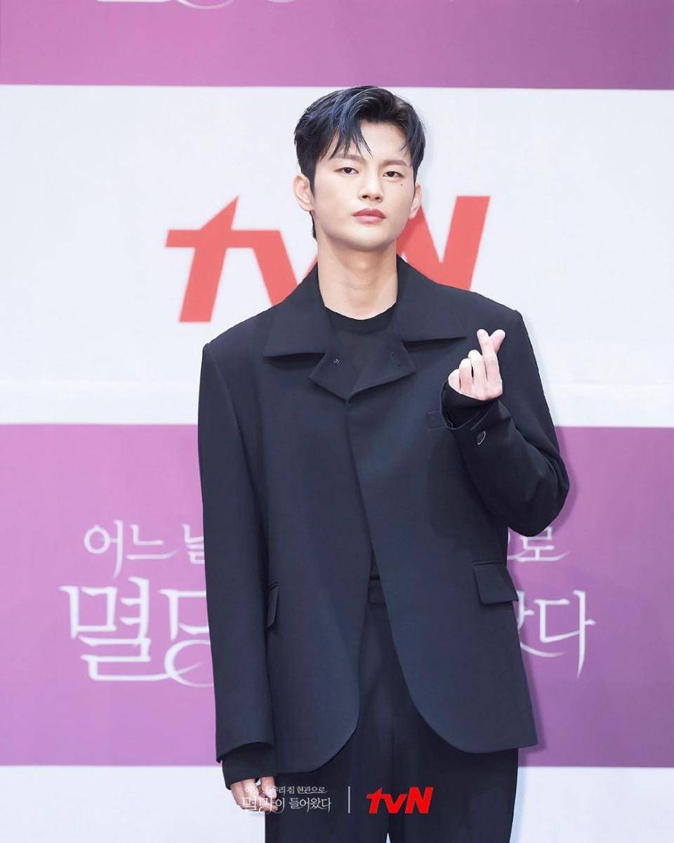 Seo In Guk pada presscon Doom at Your Service. (instagram.com/tvndrama.official)