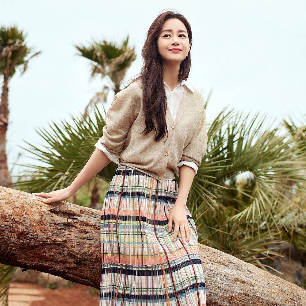 Kim Tae Hee di pemotretan bersama brand Olivia Lauren. (instagram.com/olivialauren_official)