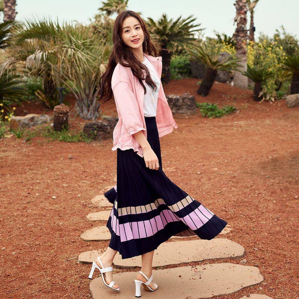 Kim Tae Hee di pemotretan bersama brand Olivia Lauren. (instagram.com/olivialauren_official)