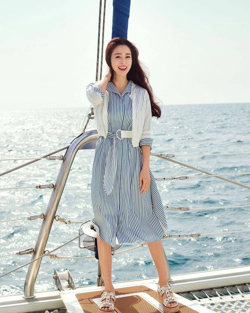 Kim Tae Hee di pemotretan bersama brand Olivia Lauren. (instagram.com/olivialauren_official)