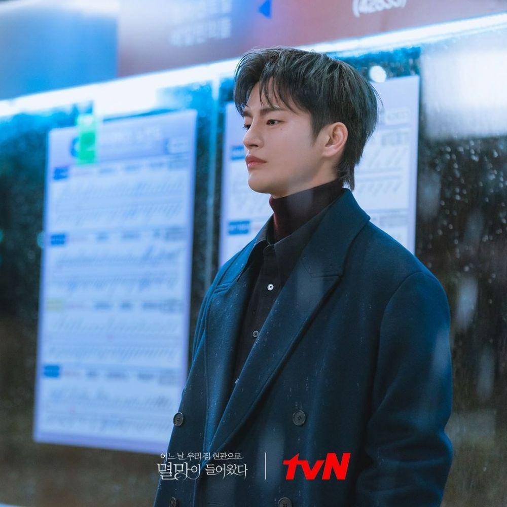Seo In Guk di drama Doom at Your Service. (instagram.com/tvndrama.official)