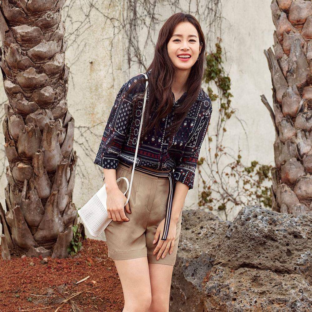 Kim Tae Hee di pemotretan bersama brand Olivia Lauren. (instagram.com/olivialauren_official)