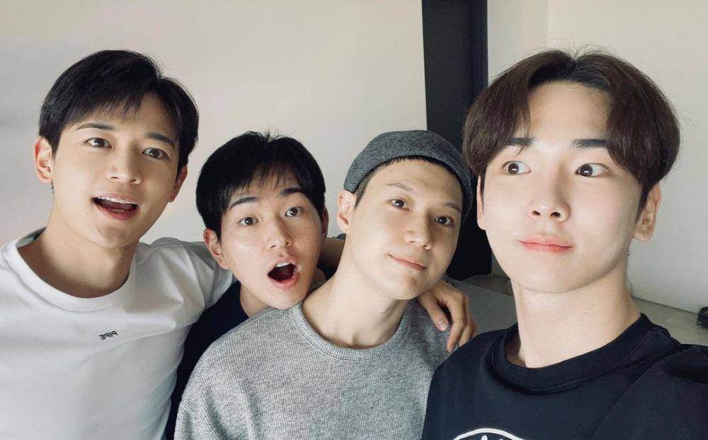 Personel Shinee melepas kepergian Taemin untuk menjalani wajib militer. (instagram.com/choiminho_1209)
