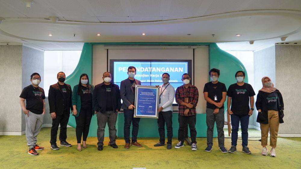Para manajemen TaniHub Group dan Bank Rakyat Indonesia (BRI) berfoto bersama seusai penandatanganan perjanjian kerja sama di Jakarta.