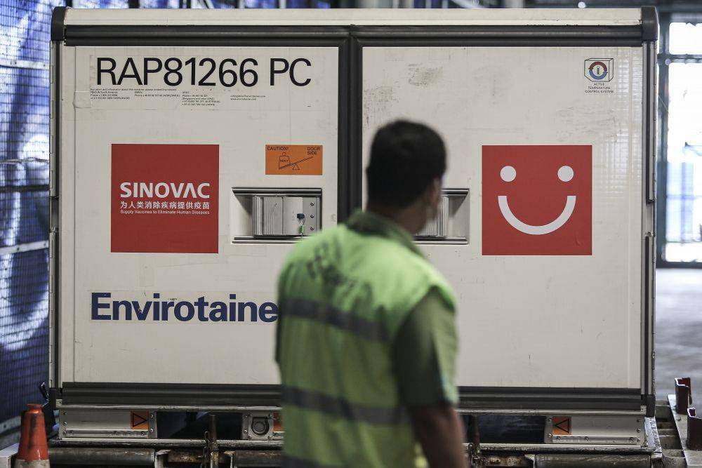 Petugas membawa Envirotainer berisi vaksin COVID-19 setibanya di Teminal Cargo Bandara Soekarno Hatta, Tangerang, Banten, Senin (31/5/2021). (ANTARA FOTO/Dhemas Reviyanto)